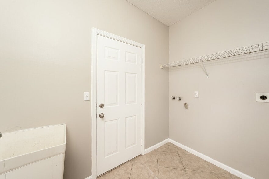 Building Photo - 1603 Briar Oak Dr