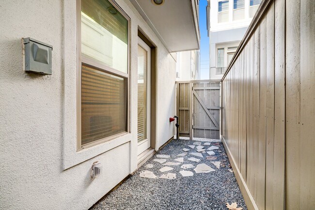 Building Photo - 5453 Larkin St