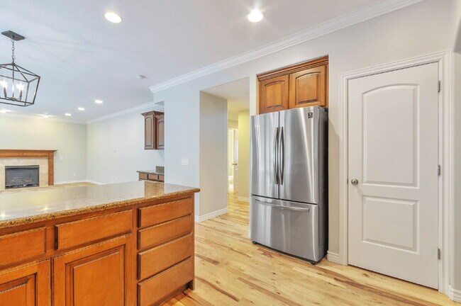 Building Photo - AVAILABLE NOW  — SPACIOUS & BEAUTIFUL Bountiful Meadows Home.