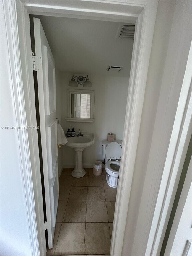 Building Photo - 10000 Bay Harbor Terrace