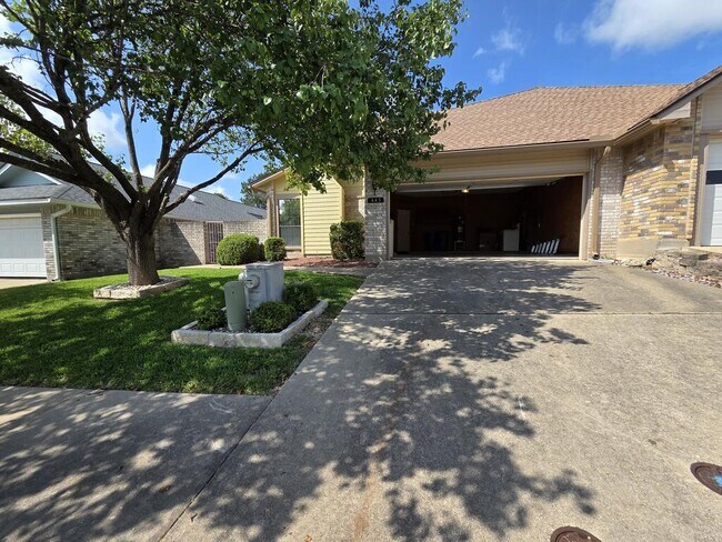 Building Photo - 445 Florian Dr