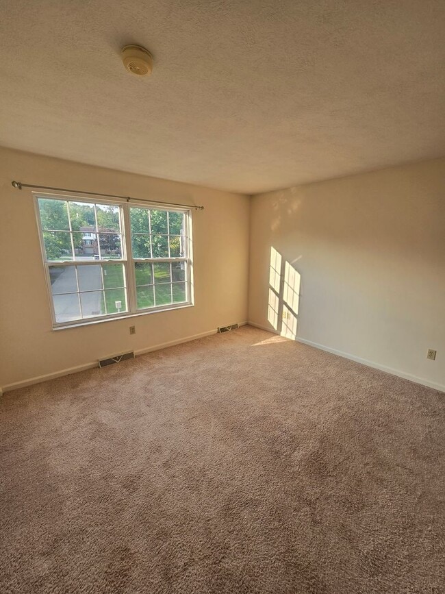 Building Photo - Spacious 3-bedroom Gibsonia townhome