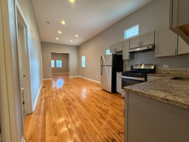 Building Photo - 5906 S La Salle St