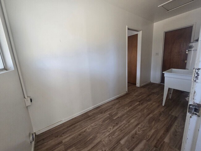 Building Photo - 3 Bedroom 2 Bathroom Home for Rent in Hanford