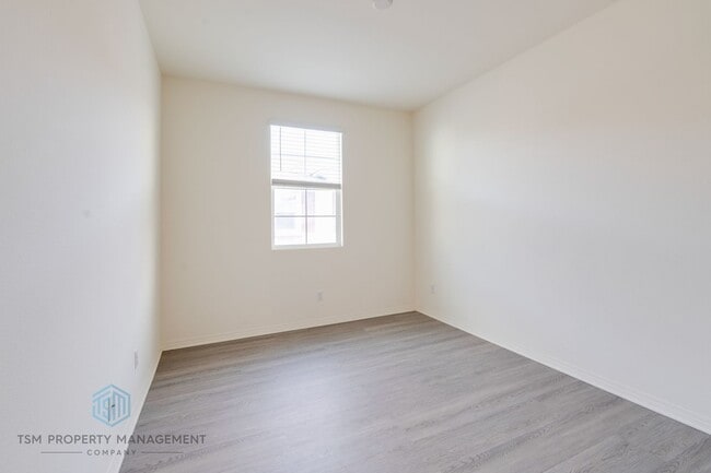 Building Photo - Beautifully 2019-Built 3 Beds 2.5 Baths 1,468 Sqft Home in Eastvale!