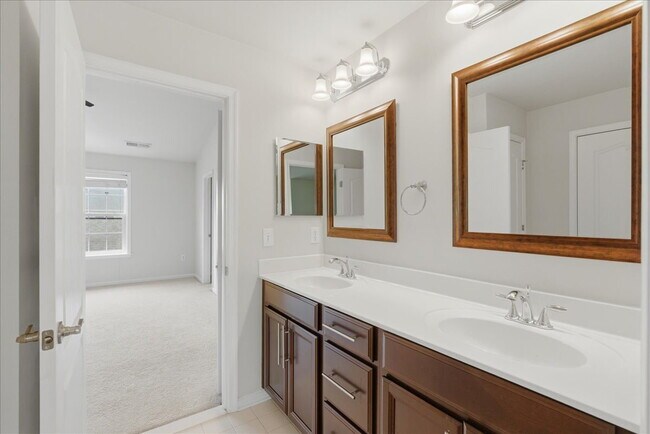 Building Photo - Expansive 4BR / 4.5BA Townhome in Lansdowne Town Center – Over 3,400 Sq Ft!