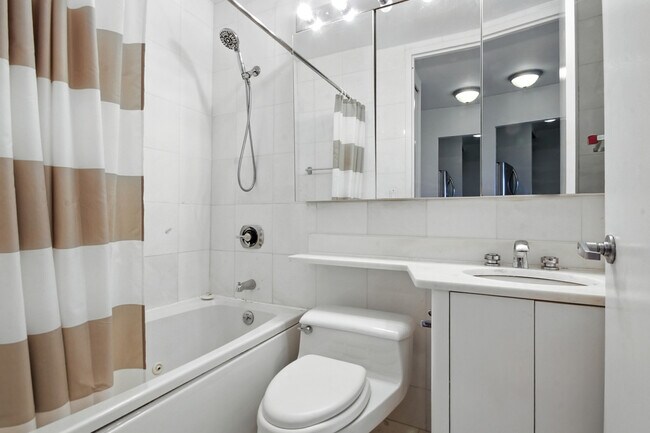Building Photo - 161 W 61st St