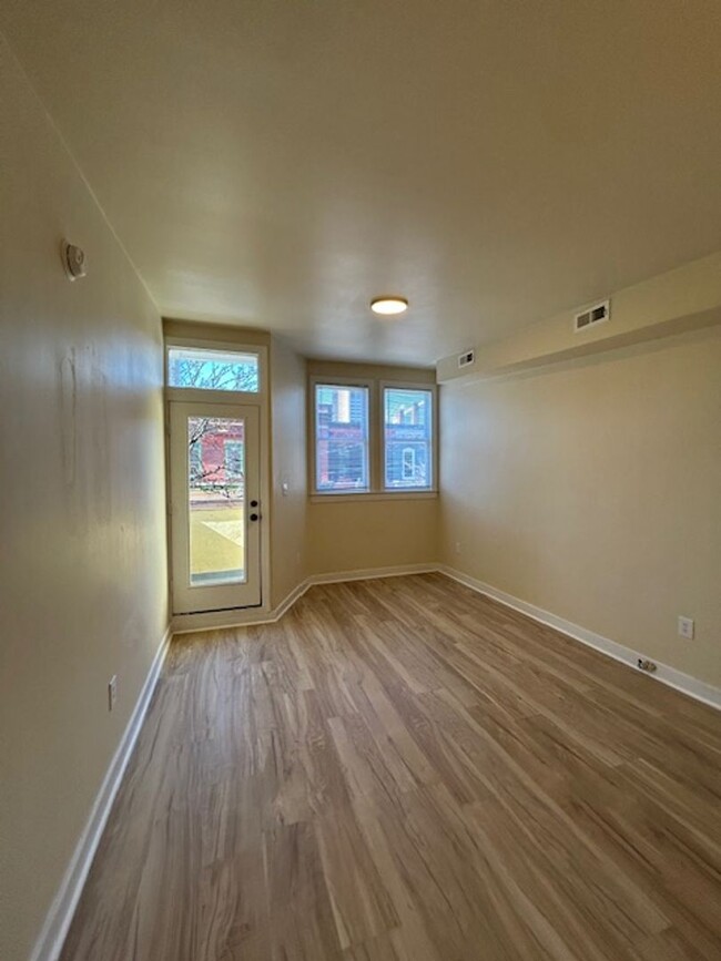 Building Photo - Spacious Studio Available NOW!