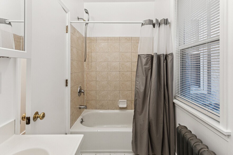 Building Photo - 806 S 47th St