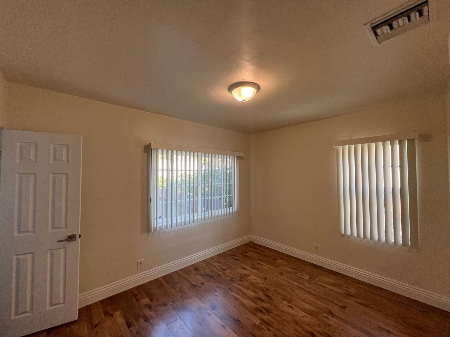 Building Photo - 2-bedroom, 1-bath home in the heart of Glendale!