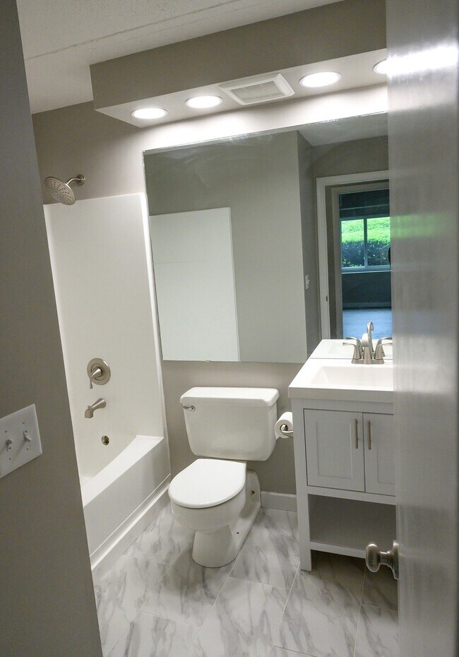 Building Photo - 2 Bed, 2 Bath Apt Close to PSU Campus