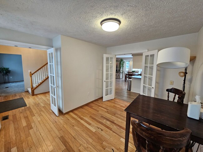 Building Photo - Beautiful Home in the Valley