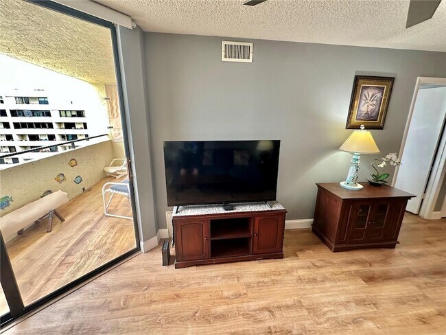 Building Photo - 6009 Sea Ranch Dr