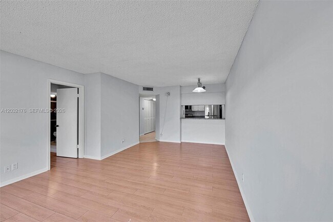 Building Photo - 906 Twin Lakes Dr