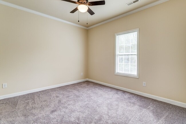 Building Photo - Feels Like New 3 Bed 2 Bath Minutes from High Point University!