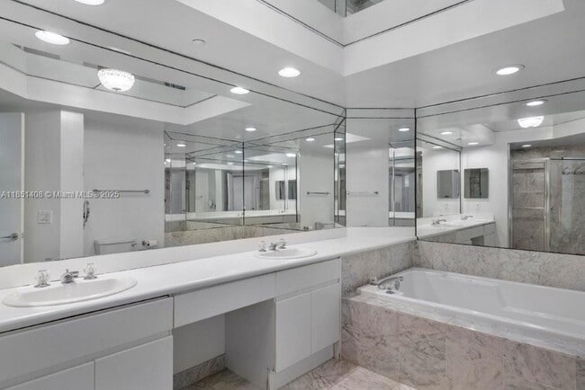 Building Photo - 16400 Collins Ave