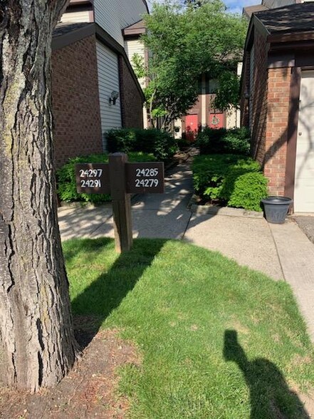 Building Photo - 24291 Evergreen Rd