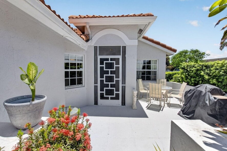 front porch with patio/barecue - 8108 Summer Shores Dr