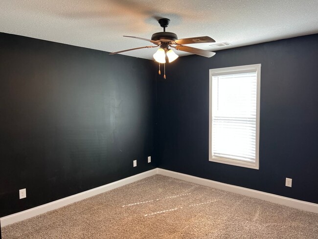 Building Photo - Beautiful Home that looks Brand New / First Full Month's Rent FREE with a 13 Month Lease!!