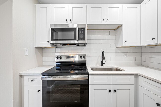 Building Photo - Davis Islands 1/1 Renovated Apartment - IN...