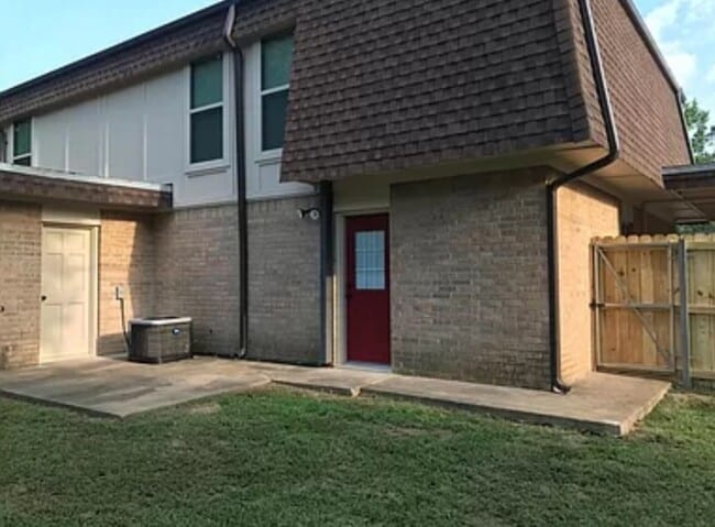 Building Photo - 2907 Greenhills Dr