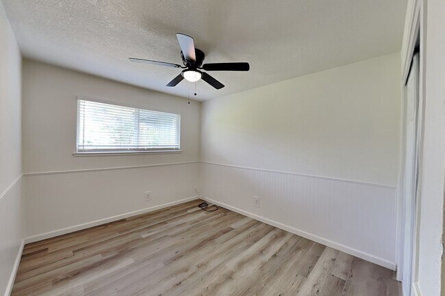 Building Photo - Halfplex with yard in South Land Park