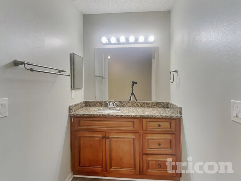 Building Photo - 3206 Shady Glen Cir