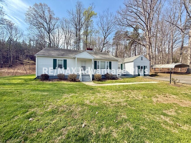 Building Photo - Very Spacious Home with 2 beds/2 baths and a bonus room, close to Charlotte Courthouse