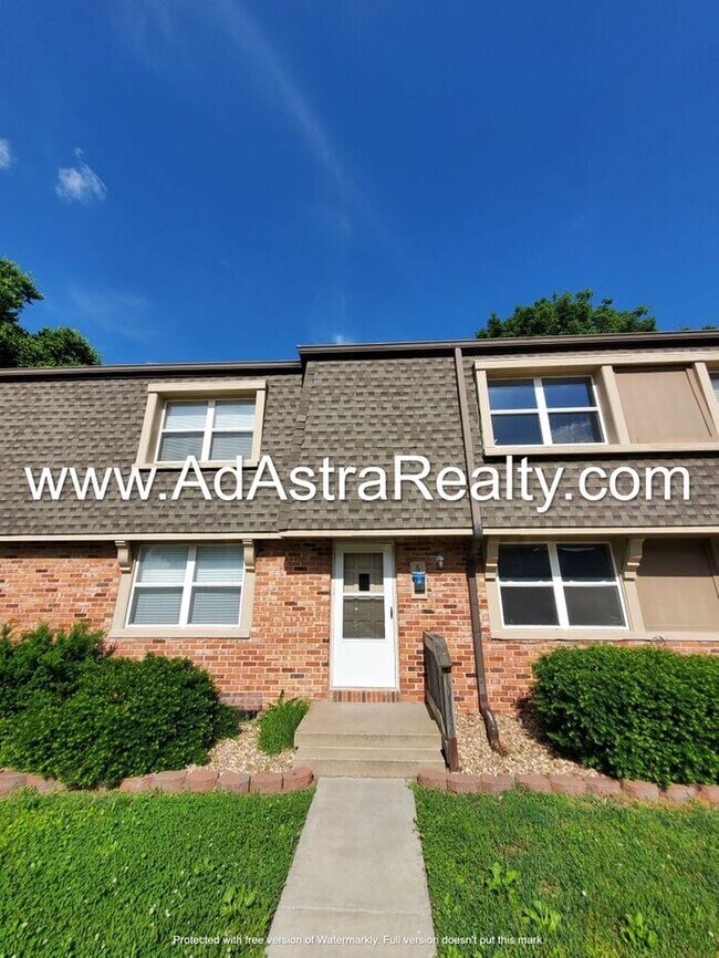 Building Photo - Spacious and Affordable Olathe Townhome-Available NOW!