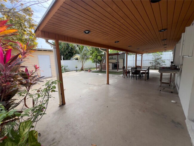 Building Photo - 2761 SW 33rd Ct