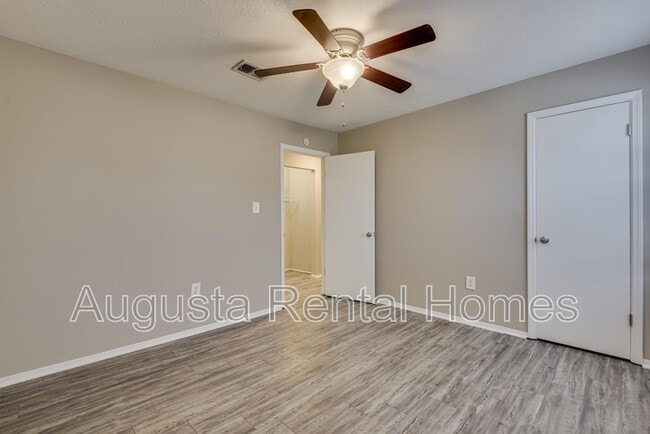 Building Photo - 2573 1/2 Tobacco Road - B