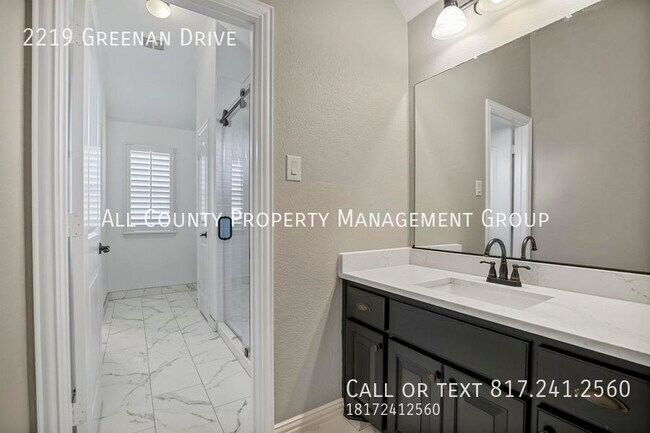 Building Photo - 2219 Greenan Dr