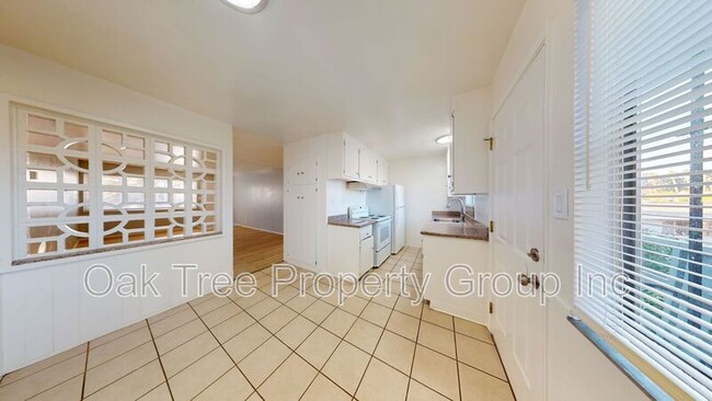 Building Photo - 2858–2860 Brookdale Ave