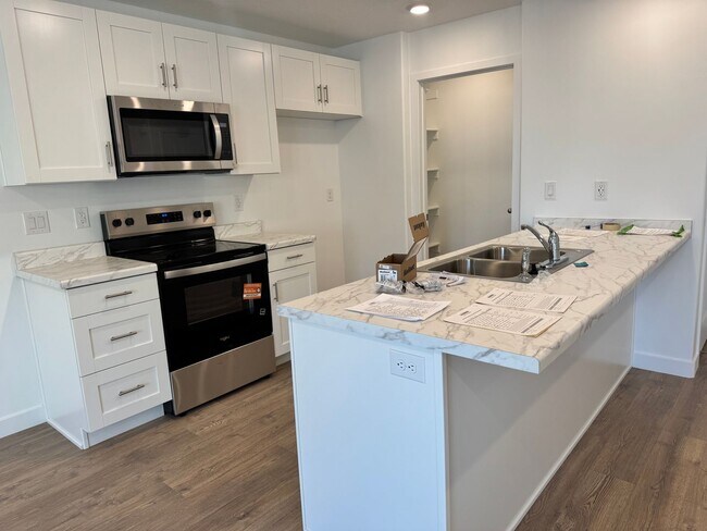 Building Photo - Brand New Long Valley Town home!!