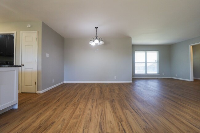 Building Photo - 4 Bedroom Home Available For Immediate Mov...