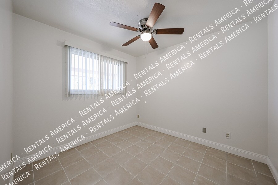 Building Photo - 935 E Wesleyan Dr