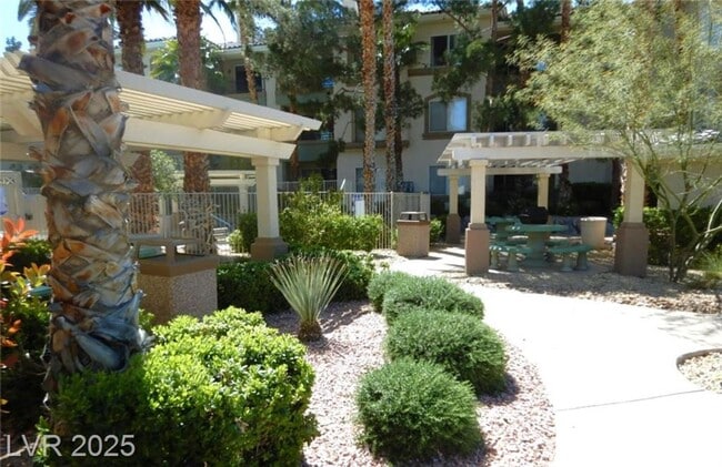 Building Photo - RESORT STYLE LIVING IN SOUTHWEST GATED COM...
