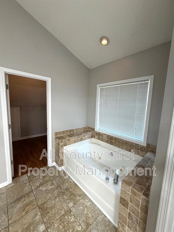 Building Photo - 2215 Lake Royale Dr