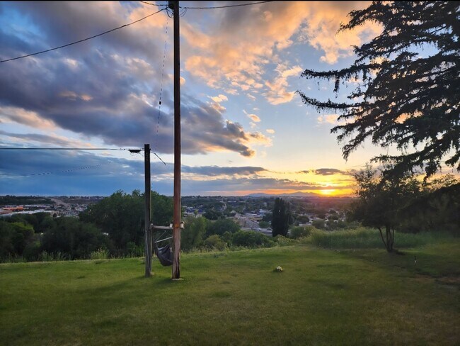 Building Photo - Beautifully updated townhouse with shop / 40'x25' garage / 12' automatic garage door