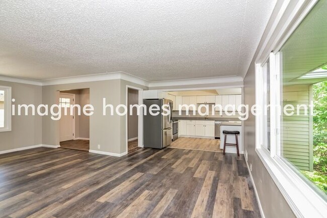 Building Photo - Large 4 Bedroom Single Family Home in Minn...