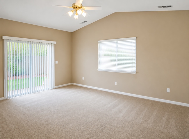 Building Photo - 967 Golf Ave
