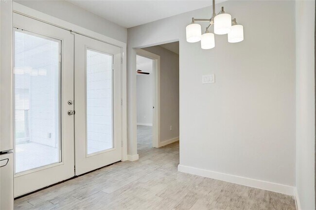 Building Photo - 1643 Crestdale Dr