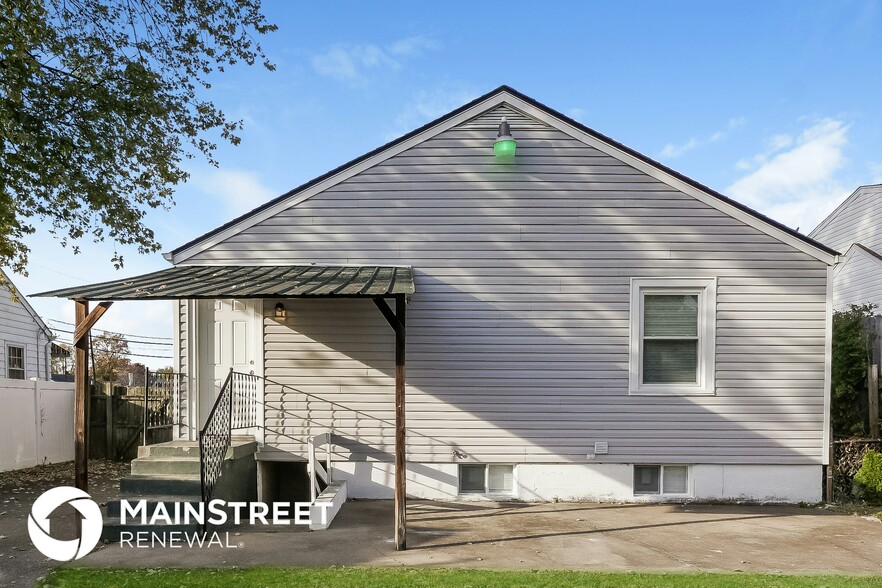 Building Photo - 1088 Bicknell Ave