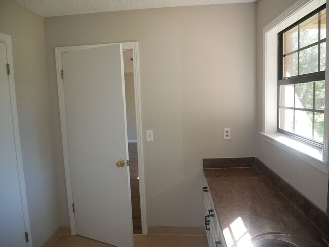 Building Photo - 5800 Dover Dr