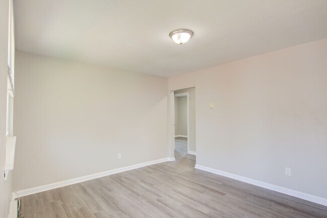 Building Photo - 7919 Thompson Rd