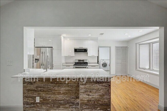 Building Photo - 211 Hillary Rd