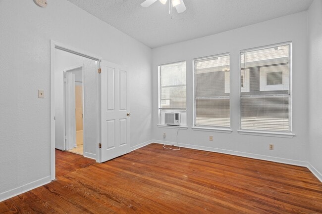 Building Photo - Clarksville Classic - Old School - 1 Bd/1Ba  -  Million Dollar Neighborhood - $1495