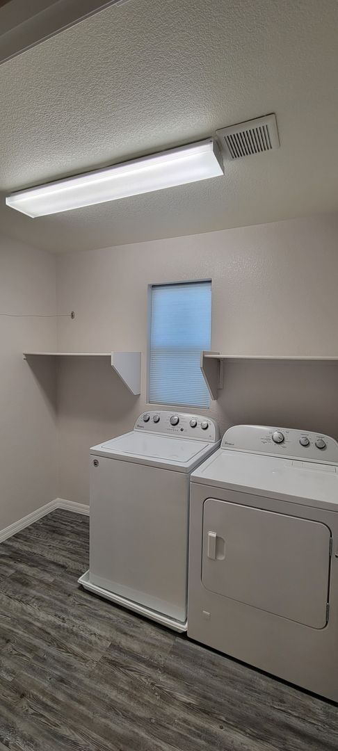Building Photo - 4 bedroom plus roof top deck 1 bedroom dow...
