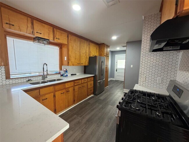 Building Photo - 521 S Oak Ave