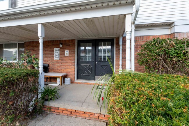 Building Photo - APARTMENT FOR LEASE - 2BD 1BTH NEWLY RENOVATED